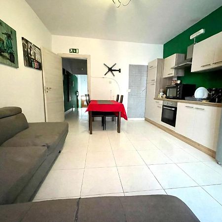 Room 6- Private Room With Private Terrace, Private Bathroom, Ac And Wifi סליאמה מראה חיצוני תמונה