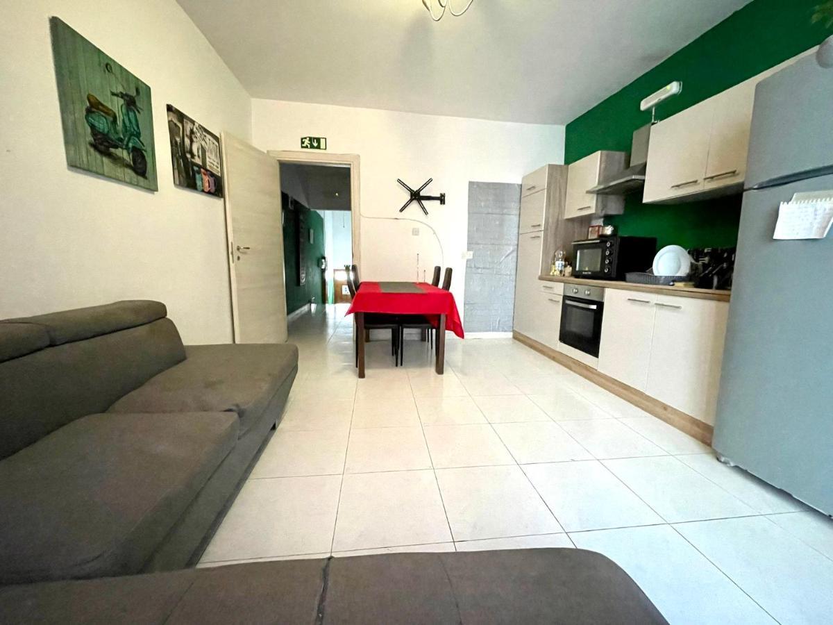 Room 6- Private Room With Private Terrace, Private Bathroom, Ac And Wifi סליאמה מראה חיצוני תמונה