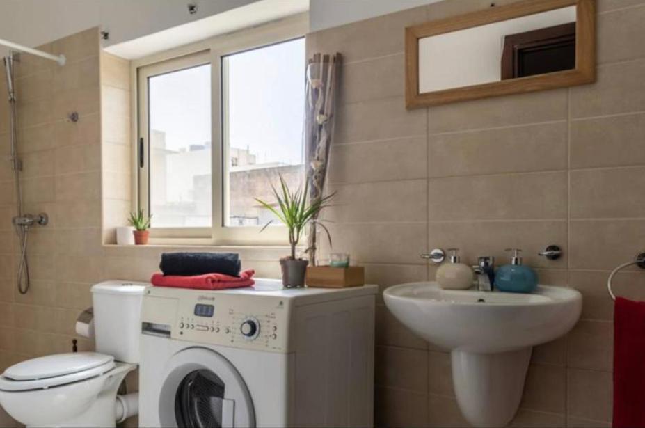 Room 6- Private Room With Private Terrace, Private Bathroom, Ac And Wifi סליאמה מראה חיצוני תמונה