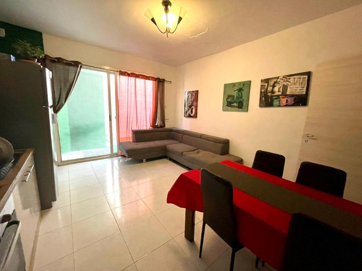 Room 6- Private Room With Private Terrace, Private Bathroom, Ac And Wifi סליאמה מראה חיצוני תמונה
